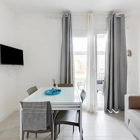 Patio, Air Conditioning And Communal Pool דירה *