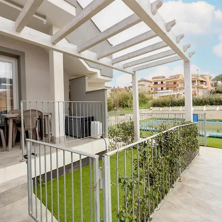 Patio, Air Conditioning And Communal Pool דירה