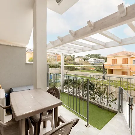 Patio, Air Conditioning And Communal Pool דירה *
