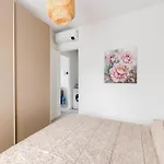 Patio, Air Conditioning And Communal Pool Apartamento